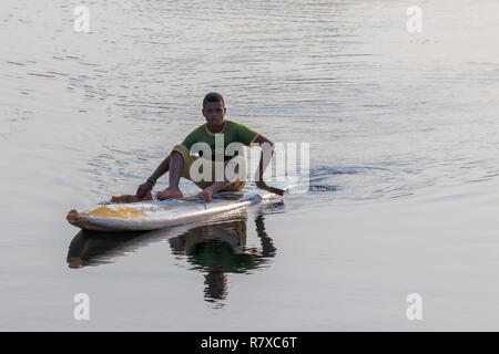 Assuan, Ägypten - September 13, 2018: Ägyptische Zicklein in einem Surf Board im Nil. Stockfoto