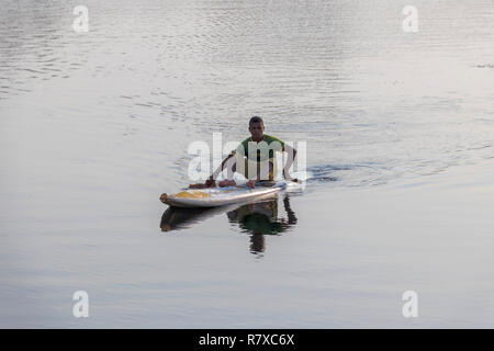 Assuan, Ägypten - September 13, 2018: Ägyptische Zicklein in einem Surf Board im Nil. Stockfoto