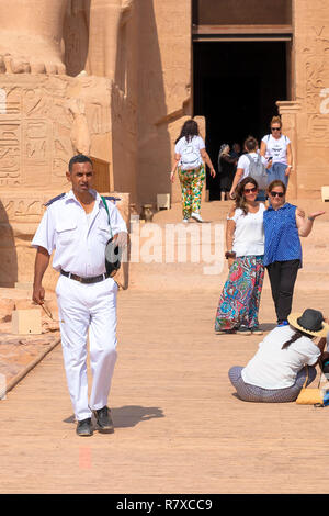 Assuan, Ägypten - September 11, 2018: Ägyptische touristische Polizei in Abu Simbel für für den Schutz der Touristen Stockfoto