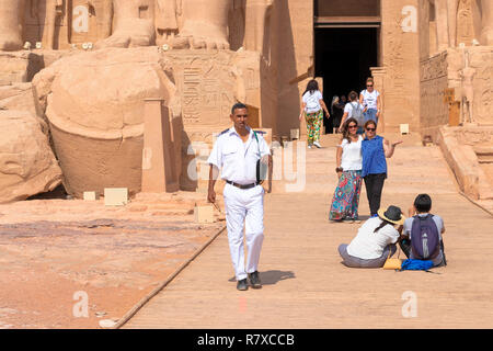 Assuan, Ägypten - September 11, 2018: Ägyptische touristische Polizei in Abu Simbel für für den Schutz der Touristen Stockfoto