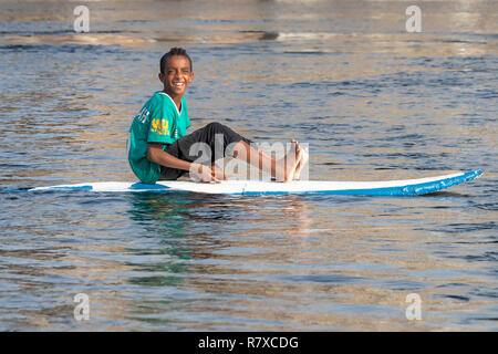 Assuan, Ägypten - September 13, 2018: Ägyptische Zicklein in einem Surf Board im Nil. Stockfoto