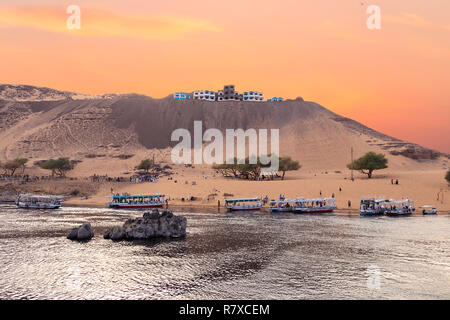 Auf dem Weg zum nubischen Dorf bei Sonnenuntergang, mit einem Dorf in den Dünen der Wüste Assuan, Ägypten Stockfoto