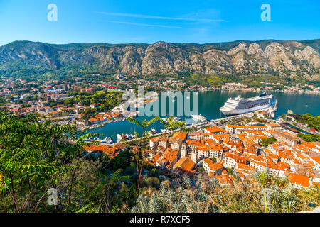 Eine massive Kreuzfahrthafen in der Bucht von Kotor in der alten Küstenstadt an der Adria, Kotor, Montenegro. Stockfoto