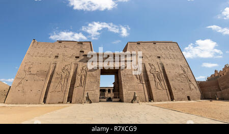 Der Haupteingang des Edfu Tempel zeigt den ersten Pylon, gewidmet der Falcon Gott Horus, gelegen am Westufer des Nils, Edfu, oberes Ägypten Stockfoto