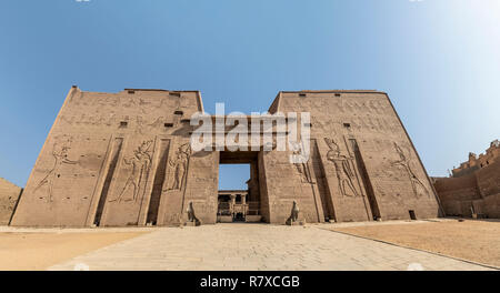 Der Haupteingang des Edfu Tempel zeigt den ersten Pylon, gewidmet der Falcon Gott Horus, gelegen am Westufer des Nils, Edfu, oberes Ägypten Stockfoto