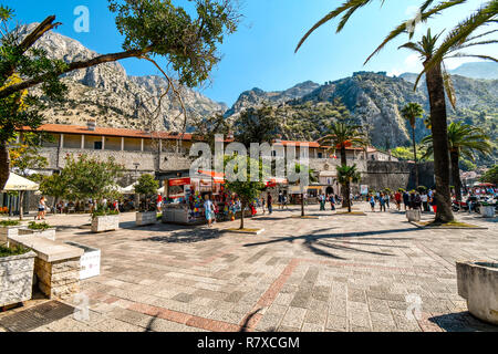 Kotor, Montenegro - 16. September 2018: Touristen außerhalb der mittelalterlichen Stadtmauern der Altstadt von Kotor, Montenegro. Stockfoto