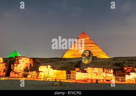 Pyramiden von Gizeh und der Sphinx Licht und Ton Show am Abend Stockfoto
