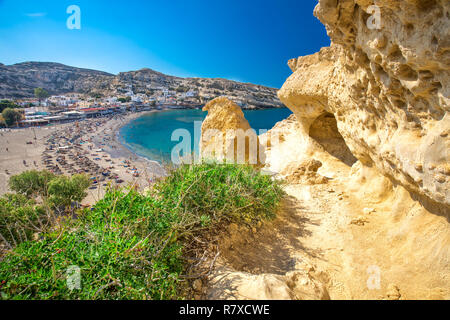 Strand von Matala auf Kreta mit azurblauen Wasser, Griechenland, Europa. Kreta ist die größte und bevölkerungsreichste der griechischen Inseln. Stockfoto