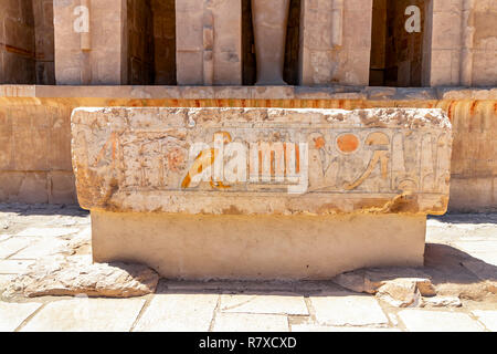 Amun Gericht in Hatschepsut Tempel. Der Totentempel der Hatschepsut, die auch als Djeser-Djeseru bekannt. Für den Pharao Hatschepsut errichtet, es befindet sich Stockfoto