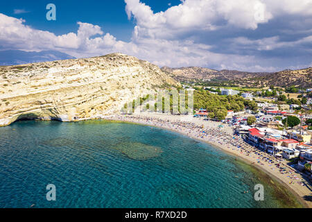 Luftaufnahme von Strand von Matala auf Kreta mit azurblauen Wasser, Griechenland, Europa. Kreta ist die größte und bevölkerungsreichste der griechischen Inseln.