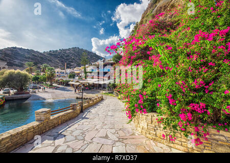 AGIA GALINI, KRETA - Oktober 14, 2018 Alte Stadt Agial Galini mit schönen Blumen, bunte Häuser und das Meer, Kreta, Griechenland, Europa. Stockfoto