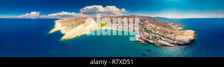 Luftaufnahme von Strand von Matala auf Kreta mit azurblauen Wasser, Griechenland, Europa. Kreta ist die größte und bevölkerungsreichste der griechischen Inseln. Stockfoto