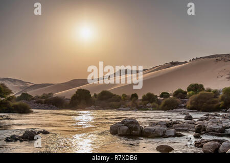 Auf dem Weg zum nubischen Dorf bei Sonnenuntergang, Segeln der Nil durch die Dünen der Wüste Assuan, Ägypten Stockfoto