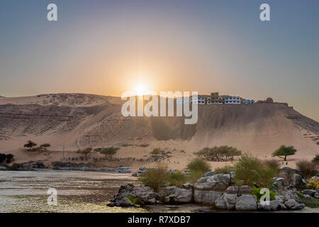 Auf dem Weg zum nubischen Dorf bei Sonnenuntergang, mit einem Dorf in den Dünen der Wüste Assuan, Ägypten Stockfoto