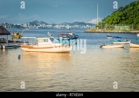 RIO DE JANEIRO, RJ BRASILIEN - Mar 05, 2016: Boot am Hafen von Urca. Urca ist ein Stadtteil der Stadt Rio de Janeiro. Stockfoto