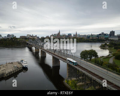 Antenne Panoramablick von Alexandra Brücke über Ottawa River von Quebec, Ontario. In Hull, Gatineau, Quebec, Kanada. Stockfoto