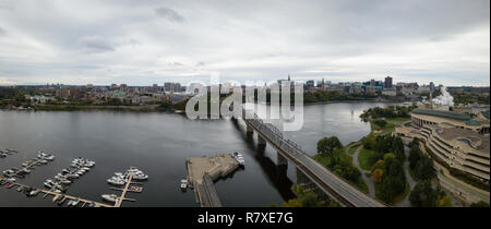 Antenne Panoramablick von Alexandra Brücke über Ottawa River von Quebec, Ontario. In Hull, Gatineau, Quebec, Kanada. Stockfoto