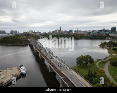 Antenne Panoramablick von Alexandra Brücke über Ottawa River von Quebec, Ontario. In Hull, Gatineau, Quebec, Kanada. Stockfoto