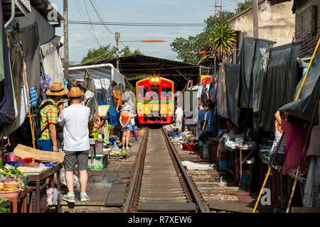 Der Mae Klong Eisenbahnmarktes, oder Bangkok Bahn Markt ist eine seltsame Markt gerade ausserhalb von Bangkok. Derzeit ist es bereits eine touristische Attraktion Stockfoto