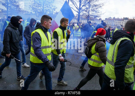 "Demonstranten gelben Jacken' Gesicht Bereitschaftspolizei Kräfte, Lyon, Frankreich Stockfoto