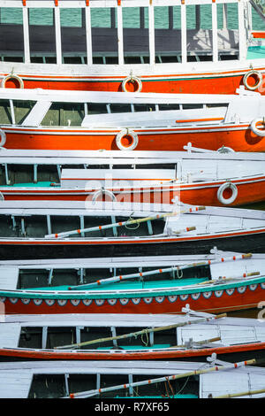 Boote auf dem Fluss Ganges in Varanasi, Uttar Pradesh, Indien geparkt Stockfoto