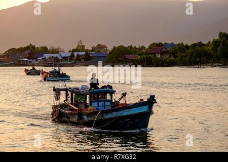 Kambodscha, Kampot Province, Kampot, Boote auf dem Fluss Tuek Chhu Stockfoto