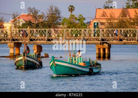 Kambodscha, Kampot Province, Kampot, Boote auf dem Fluss Tuek Chhu Stockfoto