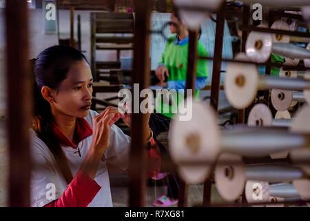 Kambodscha, Kompong Thom, Handwerk, Silk Farm, unwiding Stockfoto