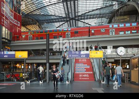 Deutschland, Berlin, Bezirk Mitte, Hauptbahnhof (Hbf), dem größten Bahnhof Europas, entworfen vom Architekten Meinhard von Gerkan und 2006 eingeweiht. Stockfoto