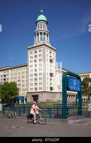 Deutschland, Berlin, Karl-Marx-Allee, der größten Arterie im Land, Frankfurter Tor (Frankfurter Tor), Station an der U-Bahn Linie U 5. Stockfoto