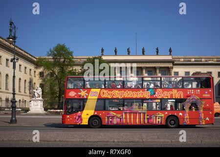 Deutschland, Berlin, Sightseeing Bus vor der Humboldt Universität Stockfoto