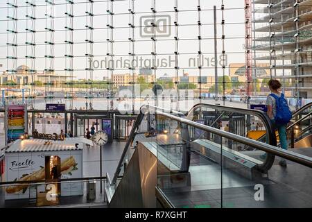 Deutschland, Berlin, Bezirk Mitte, Hauptbahnhof (Hbf), dem größten Bahnhof Europas, entworfen vom Architekten Meinhard von Gerkan und 2006 eingeweiht. Stockfoto