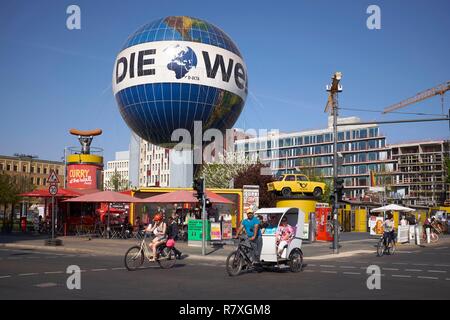 Deutschland, Berlin, Zimmerstraße, die Welt Berlin Ballon, TrabiSafari, TrabiWorld Berlin, Fesselballon und Trabant Ausgangspunkt Stockfoto