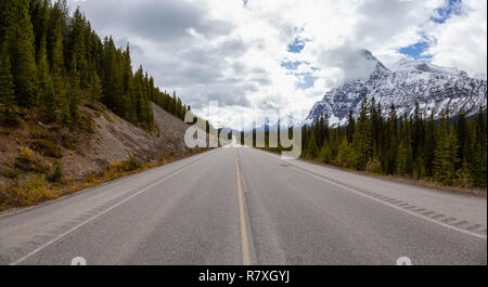 Schöner Panoramablick auf die malerische Straße in den kanadischen Rockies im Herbst Saison. In der Icefields Parkway, Banff, Alberta, Kanada. Stockfoto