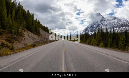 Schöner Panoramablick auf die malerische Straße in den kanadischen Rockies im Herbst Saison. In der Icefields Parkway, Banff, Alberta, Kanada. Stockfoto