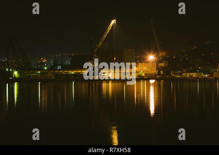 Kroatien, Rijeka, Nacht, Blick auf den Hafen von Rijeka, die Skyline der Stadt Stockfoto