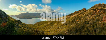 Wineglass Bay, Freycinet Nationalpark, Tasmanien von der Suche Anschluss an einem Sommertag mit blauem Himmel und Wolken gesehen Stockfoto