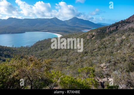 Wineglass Bay, Freycinet Nationalpark, Tasmanien von der Suche Anschluss an einem Sommertag mit blauem Himmel und Wolken gesehen Stockfoto