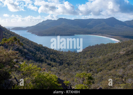 Wineglass Bay, Freycinet Nationalpark, Tasmanien von der Suche Anschluss an einem Sommertag mit blauem Himmel und Wolken gesehen Stockfoto