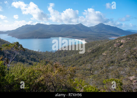 Wineglass Bay, Freycinet Nationalpark, Tasmanien von der Suche Anschluss an einem Sommertag mit blauem Himmel und Wolken gesehen Stockfoto