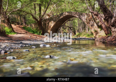 Kelefos Brücke. Berühmteste von den noch verbliebenen mittelalterlichen Brücken in Zypern. Bezirk Paphos Stockfoto