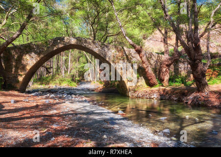 Kelefos Brücke. Berühmteste von den noch verbliebenen mittelalterlichen Brücken in Zypern. Bezirk Paphos Stockfoto