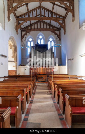 Amesbury Kirchenorgel mit kirchenbänken im Vordergrund Stockfoto