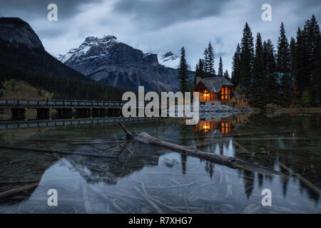 Wunderschöne Aussicht auf einer Hütte in der Nähe von einem Gletscher See mit Kanadischen Rocky Mountains im Hintergrund. In Emerald Lake, British Columbia, Kanada. Stockfoto