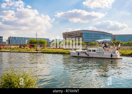 Frankreich, Seine Saint Denis, Aubervillers, die Ufer des Saint Denis Kanal, Boot vor der Le Millenaire Einkaufszentrum Stockfoto