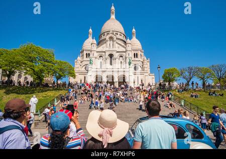 Frankreich, Paris, Montmartre, Touristen vor der Sacre Coeur Stockfoto
