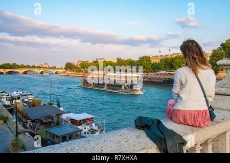 Frankreich, Paris, Bereich als Weltkulturerbe von der UNESCO, Touristen auf die Alexandre III Brücke und die Fliege Boote Stockfoto