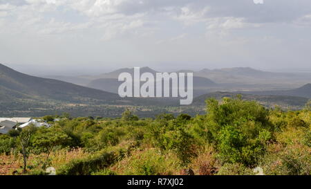 Savannenlandschaft gegen einen Berg Hintergrund, Meru, Kenia Stockfoto