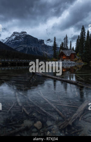 Wunderschöne Aussicht auf einer Hütte in der Nähe von einem Gletscher See mit Kanadischen Rocky Mountains im Hintergrund. In Emerald Lake, British Columbia, Kanada. Stockfoto