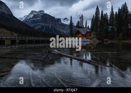 Wunderschöne Aussicht auf einer Hütte in der Nähe von einem Gletscher See mit Kanadischen Rocky Mountains im Hintergrund. In Emerald Lake, British Columbia, Kanada. Stockfoto